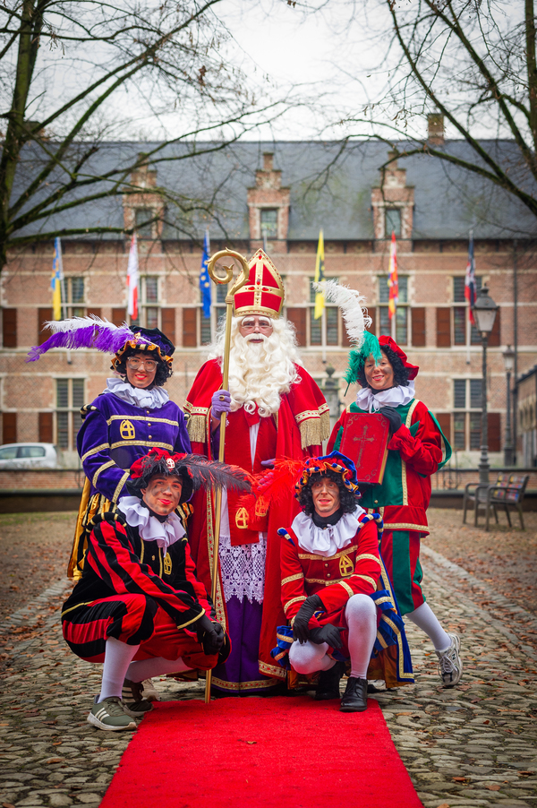 De Sint en zijn pieten aan kasteel Veltwijck